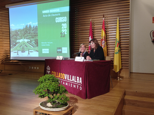 La alcaldesa, Mariola Vargas, junto a la directora de UNED Madrid, Claudia Sevilla